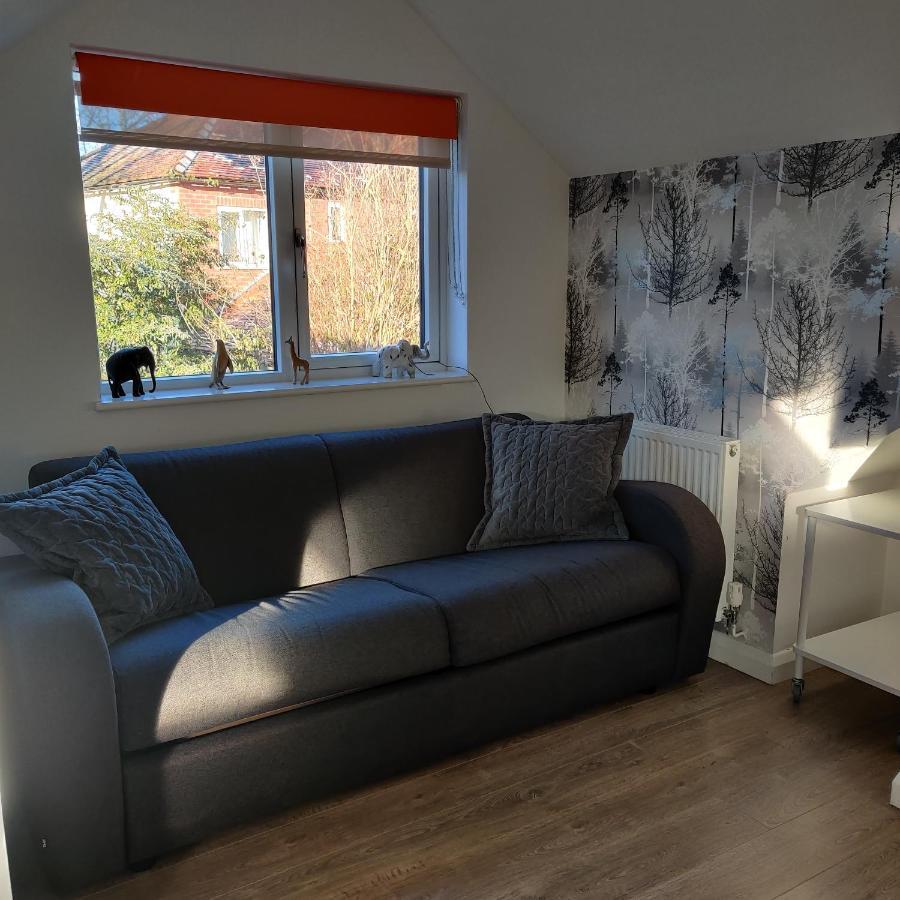 Delightful & Picturesque Modern Detached Apartment, Next To Chester Zoo, Near Park And Ride To City Centre Екстериор снимка