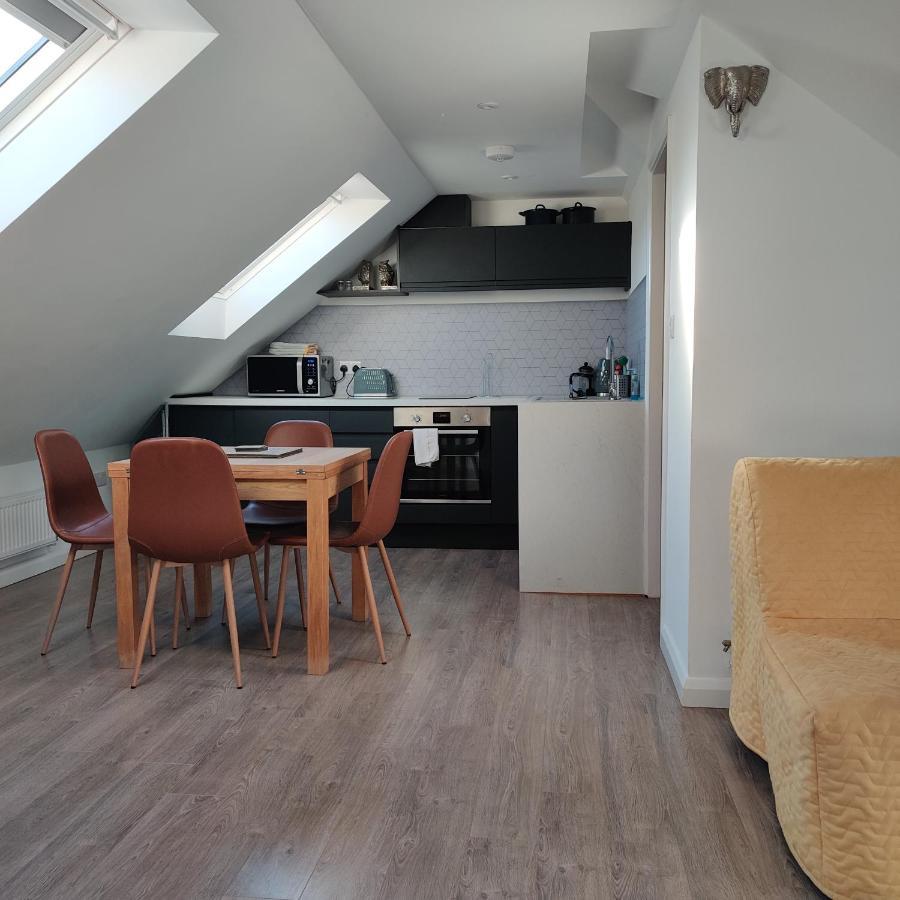 Delightful & Picturesque Modern Detached Apartment, Next To Chester Zoo, Near Park And Ride To City Centre Екстериор снимка