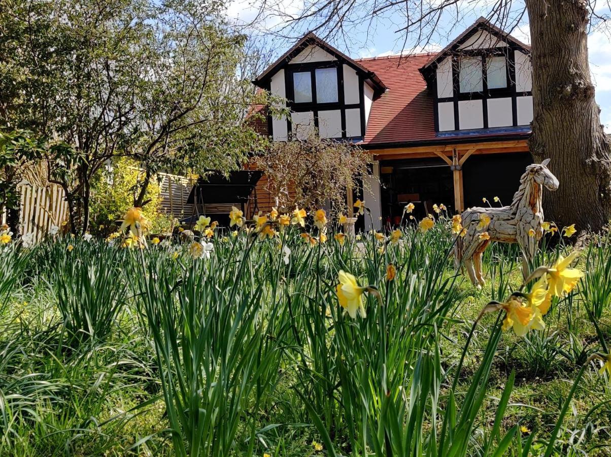 Delightful & Picturesque Modern Detached Apartment, Next To Chester Zoo, Near Park And Ride To City Centre Екстериор снимка