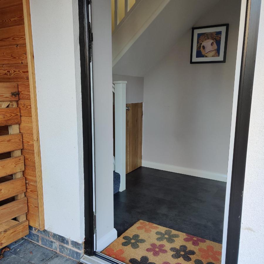 Delightful & Picturesque Modern Detached Apartment, Next To Chester Zoo, Near Park And Ride To City Centre Екстериор снимка
